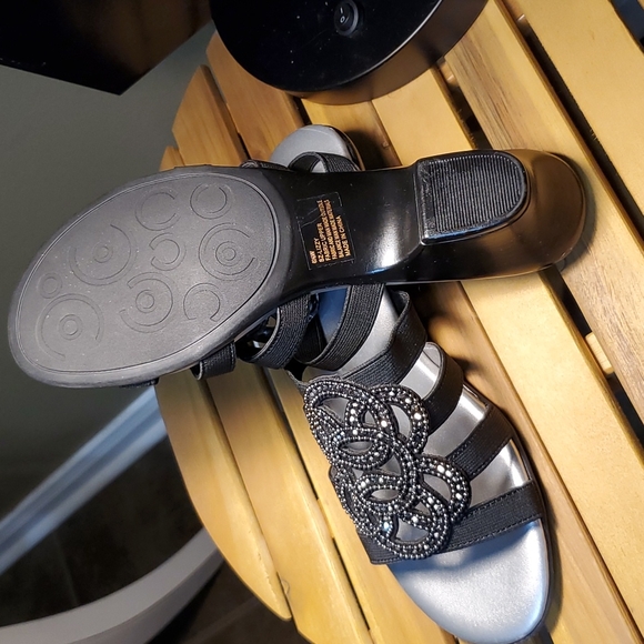 New- Ladies Sandals - Picture 2 of 3